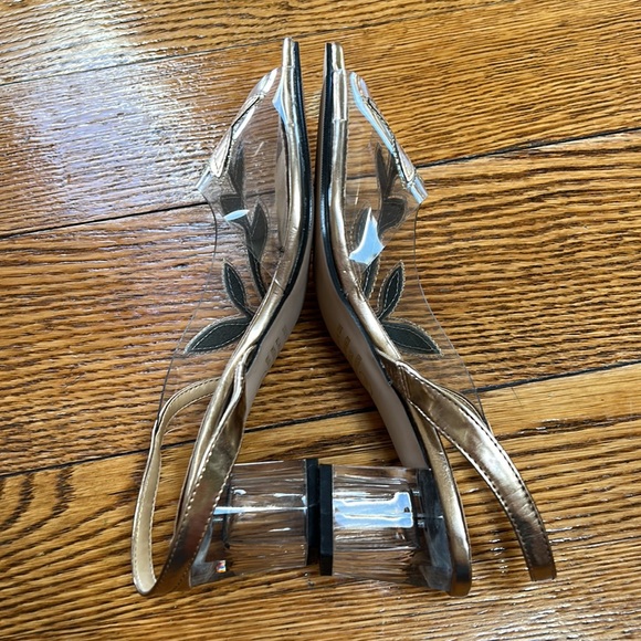 Annie clear sandals w/gold leaf pattern, clear heels.  Great condition. Size 7.5 - Picture 6 of 12